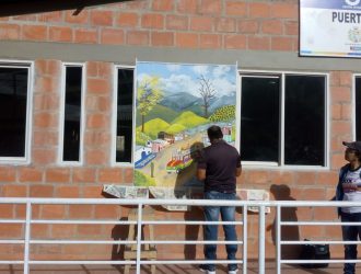 persona pintando el mural de puerto frazadas